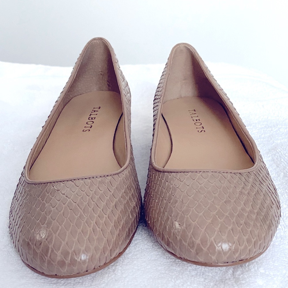 TALBOTS - NWT - Leather upper Crisa flats in color Butternut.  Size 7.5